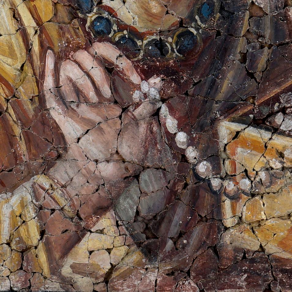 Man sieht einen Ausschnitt eines Gemälde in Brauntönen mit einer Frau, die eine offene Schatulle im Arm hält und in der Hand eine Perlenkette.