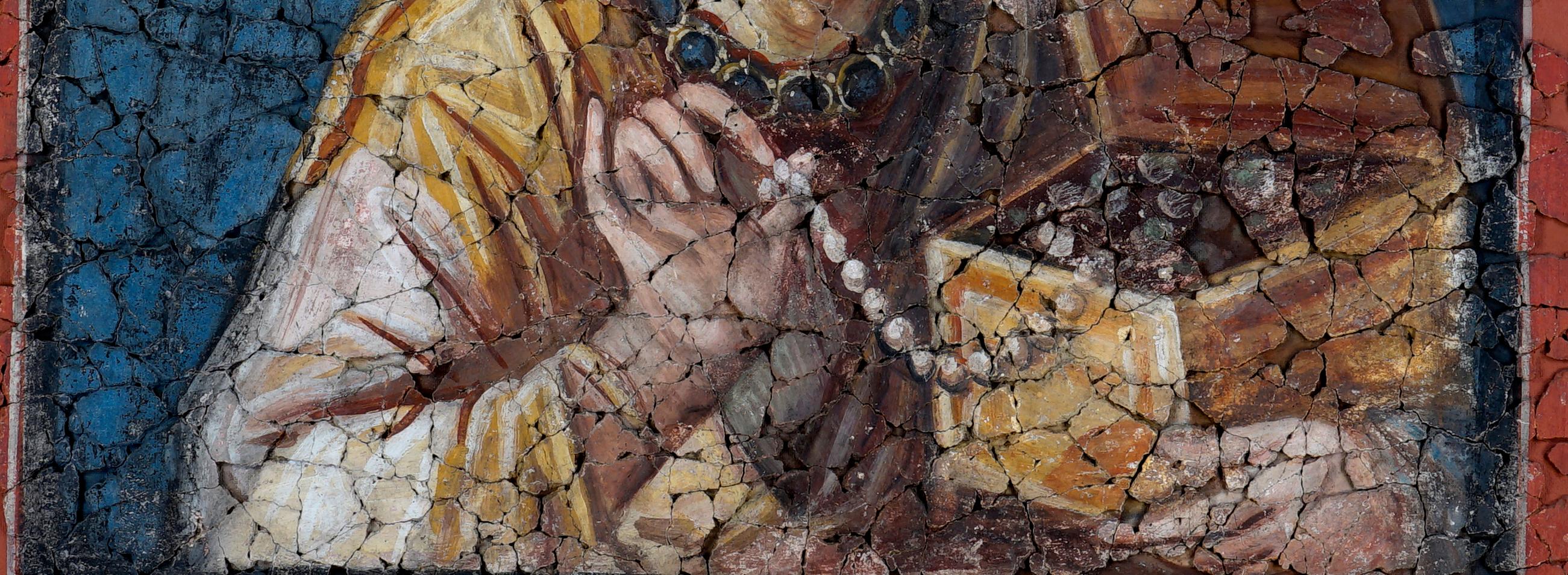 Man sieht einen Ausschnitt eines Gemälde in Brauntönen mit einer Frau, die eine offene Schatulle im Arm hält und in der Hand eine Perlenkette.